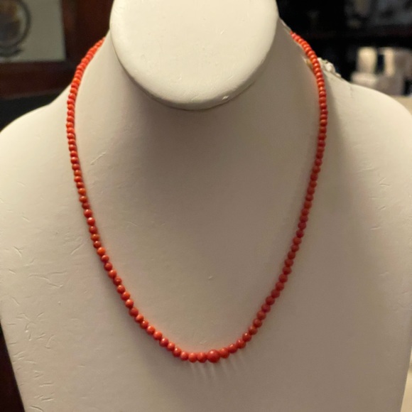 Antique undyed red coral graduated bead necklace - Picture 3 of 4